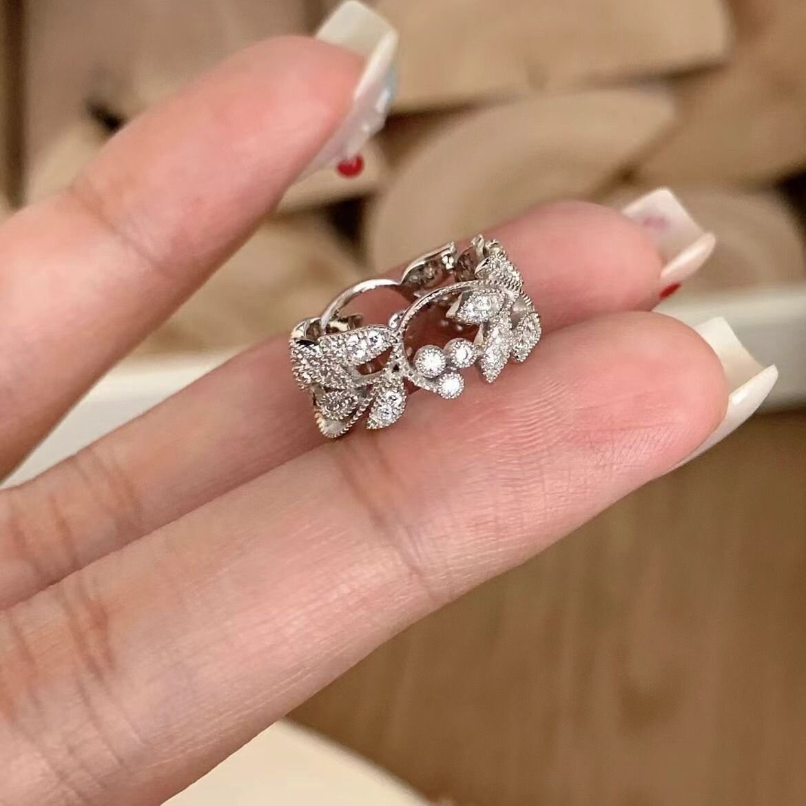 Retro vine leaf ring inlaid with diamonds | Vintage hollow opening design